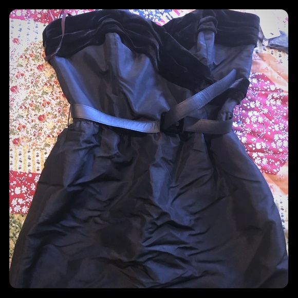 Short black dress - Picture 1 of 3